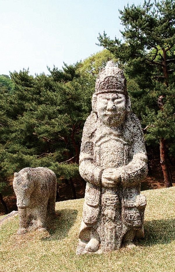 무인석과 석수 / 봉분 바로 앞 좌우에는 문인석과 무인석을 양옆에 한 쌍씩, 석수로는 말[馬石]을 좌우 한 쌍씩 배치했다.