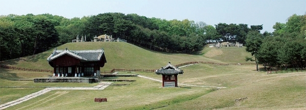 목릉 / 왼쪽이 선조능이고 오른쪽 위가 의인왕후 능. 사진 중앙 아래쪽 비각을 끼고오른쪽으로 난 길은 계비 인목왕후 능으로 올라가는 길이다.