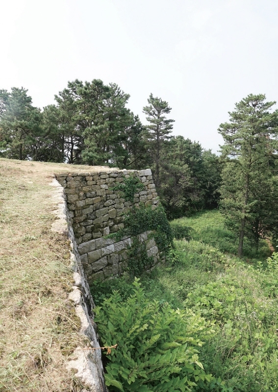 치성(雉城) 치성은 성벽 바깥에 덧붙여 쌓은 벽. 적이 접근하는 것을 일찍 관측하고, 성벽에 바짝 접근한 적을 옆에서 활로 쏘는데 유용하다.