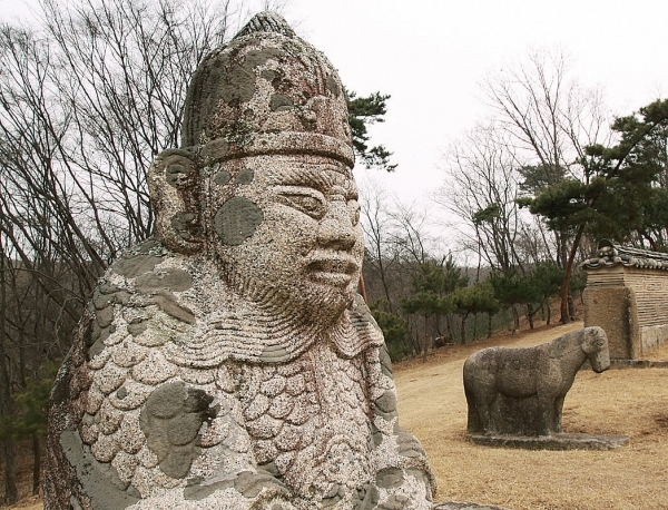 파주 삼릉의 순릉 석인과 석수가 저마다 자리를 지키고 있다.