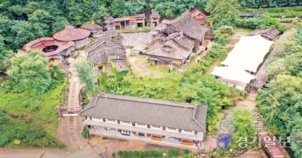 2008년 아차산 자락에서 개장한 ‘구리 고구려대장간마을’은 2009년 4월 공립박물관으로 등록하고 아차산에서 출토된 고구려 유물을 전시하고 있다. 구리 고구려대장간마을 전경.