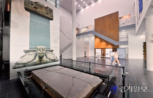 1975년 고려 광종시대 제작된 보물 제6호 원종대사탑비 비신이 전시돼있는 여마관 1층 로비 전경. 윤원규기자