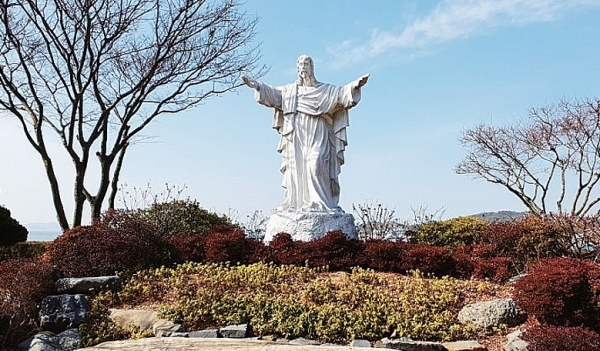 갈매못 순교성지 예수상. 하늘 향해 양팔을 벌려선 예수상은 브라질 리우데자네이루 입구에 선 예수상을 연상케 한다.