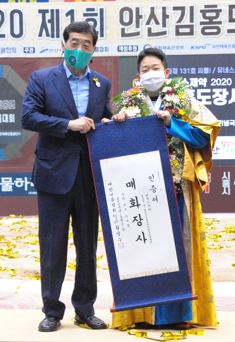 안산시청 이아란, 김홍도장사씨름 女매화급 장사 등극