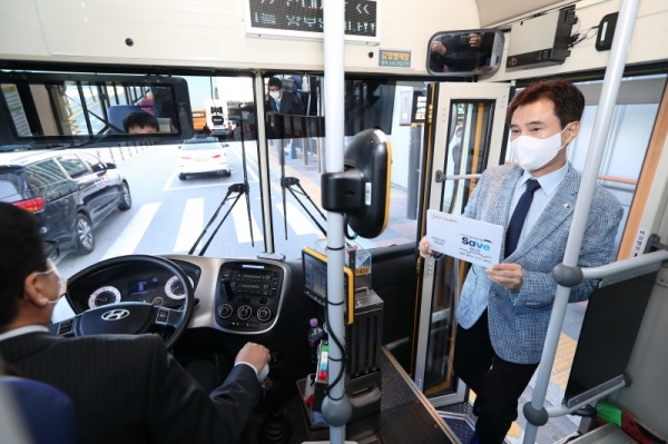 서철모 화성시장이 직접 버스에 탑승하면서 '화성시 무상교통 정책'을 홍보하고 있다. 화성시 제공