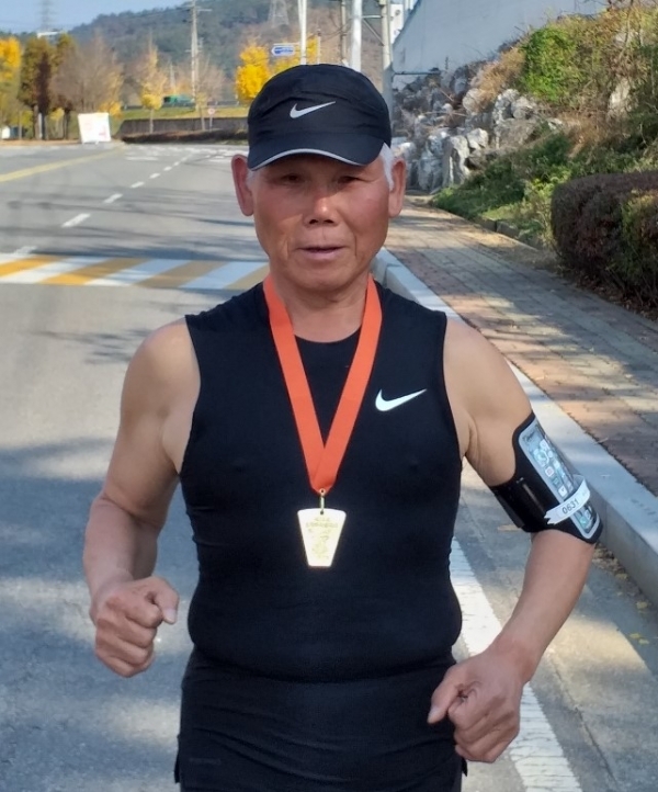 제18회 경기마라톤 최고령 출전자 윤충식옹(80세).