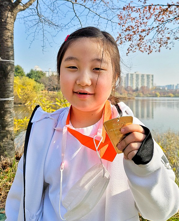 제18회 경기마라톤대회에 참가한 수원 정천초교 1학년인 이지수양(8세ㆍ수원시 장안구).
