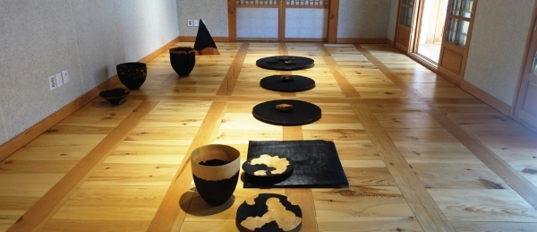 공예주간을 맞이해 서호미술관 한옥에서 개최된 ‘차 한잔의 여유’ 전시회 모습.
