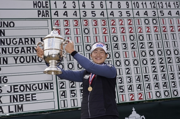 15일(한국시간) 미국 텍사스주 휴스턴의 챔피언스 골프클럽에서 열린 US여자오픈 골프 대회서 우승한 김아림(25)이 스코어보드 앞에서 우승 트로피를 들고 있다. 연합뉴스