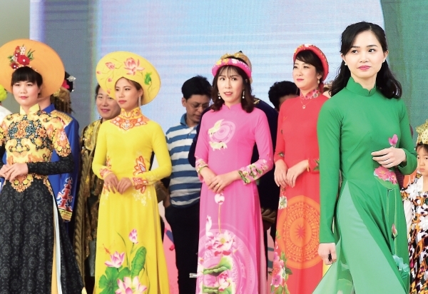 지난 2019년 5월 개최된 다문화한가족 축제에서 전통복장 패션쇼가 진행되고 있다.