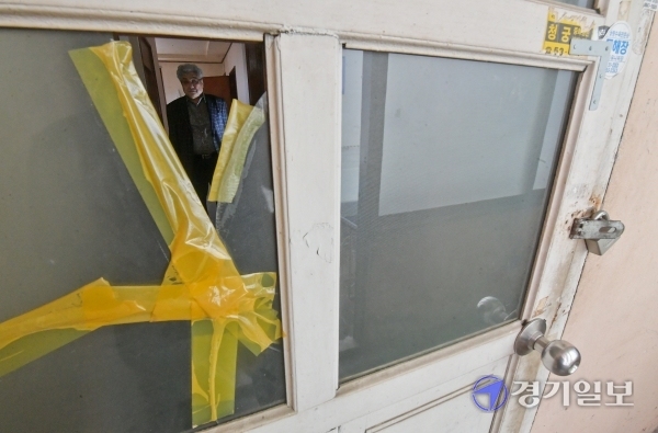 28일 평택시 비전동 사단법인 한국원폭피해자협회 기호지부 사무실의 유리창이 깨진채 방치되고 있다.