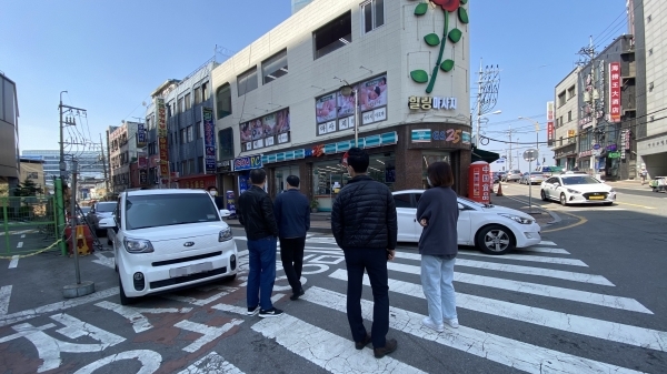 15일 수원역 푸르지오 자이 주민들이 시민의 거리를 되찾고자 성매매피해자 지원시설 '돋움' 관계자 등과 함께 수원역 성매매 집결지 걷기 캠페인을 시작했다. 독자 제공