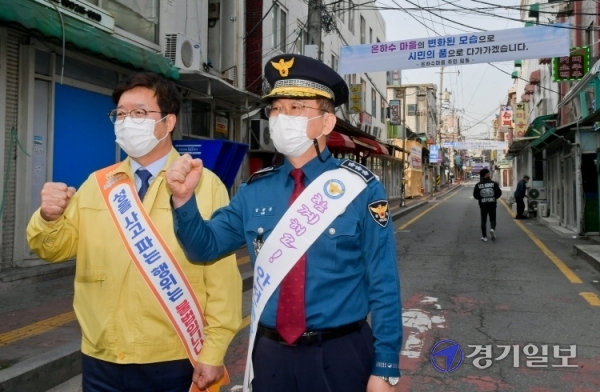 20일 오후 염태영 수원시장, 김원준 경기남부경찰청장, 시민사회단체 회원 등 관계자들이 수원역 성매매집결지 합동 테마순찰을 돌며 현장 점검을 하고 있다. 윤원규기자