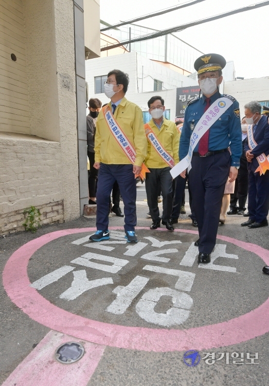 20일 오후 염태영 수원시장, 김원준 경기남부경찰청장, 시민사회단체 회원 등 관계자들이 수원역 성매매집결지 합동 테마순찰을 돌며 현장 점검을 하고 있다. 윤원규기자