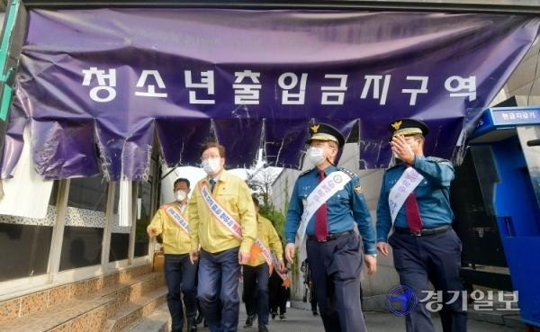 20일 오후 염태영 수원시장, 김원준 경기남부경찰청장, 시민사회단체 회원 등 관계자들이 수원역 성매매집결지 합동 테마순찰을 돌며 현장 점검을 하고 있다. 윤원규기자