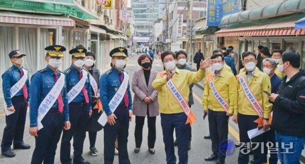 20일 오후 염태영 수원시장, 김원준 경기남부경찰청장, 시민사회단체 회원 등 관계자들이 수원역 성매매집결지 합동 테마순찰을 돌며 현장 점검을 하고 있다. 윤원규기자