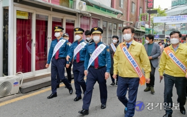 20일 오후 염태영 수원시장, 김원준 경기남부경찰청장, 시민사회단체 회원 등 관계자들이 수원역 성매매집결지 합동 테마순찰을 돌며 현장 점검을 하고 있다. 윤원규기자