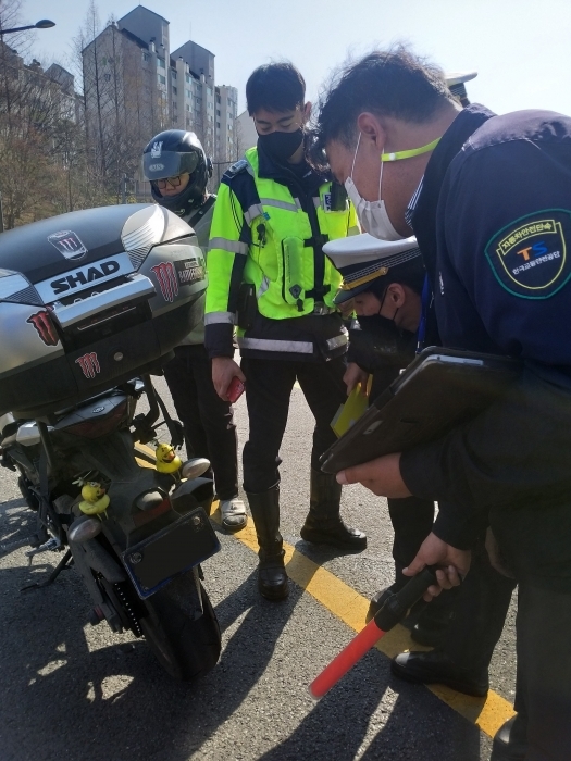 ▲ 한국교통안전공단 경기남부본부 수원중부경찰서에서 이륜자동차 불법개조 합동단속을 하고 있다. 한국교통안전공단 경기남부본부 제공