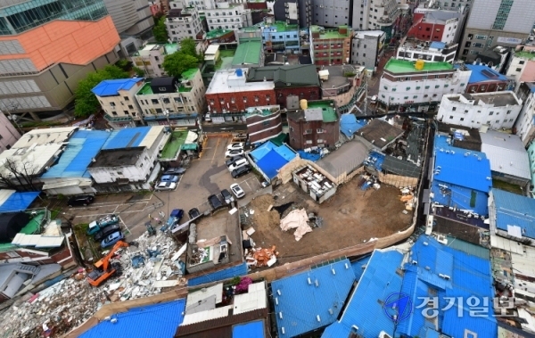 수원시가 수원역 성매매 집결지 폐쇄 이후에 대한 구체적인 계획을 수립하지 않고 있는 것으로 나타났다. 사진은 수원역 성매매집결지.조주현기자