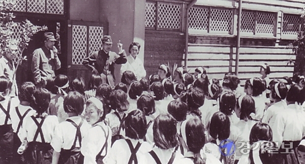 1944년께 동원된 어린 소녀들이 미쓰비시 중공업기숙사 사감으로부터 지시사항을듣고 있다. 경기일보DB