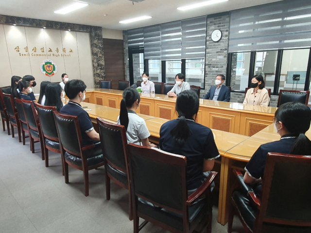 초록우산 어린이재단 나눔실천리더 10기 최우수학교로 선정된 수원 삼일상업고등학교에서 성과 발표가 이뤄지고 있다. 이연우기자