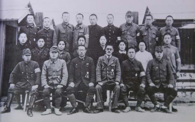 일본으로 강제 징용된 조선인 징용공들이 미쓰비시 관계자들과 찍은 사진