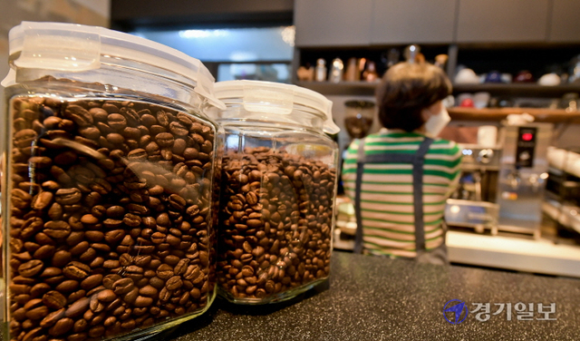 이상기후와 공급문제 등 이유로 커피 원두가격이 급등하고 있다. 29일 오후 수원시 한 카페에서 사장이 커피를 내리고 있다. 윤원규기자