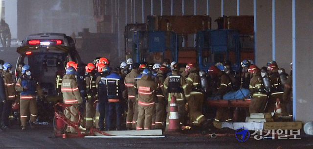 6일 평택시 한 냉동창고 신축 공사현장에서 화재 진압 도중 연락이 두절됐던 소방관의 시신이 이송되고 있다. 조주현기자