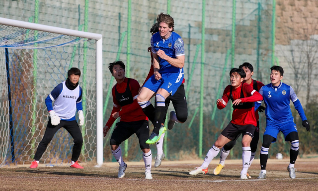 창원 전지훈련을 마치고 시즌 개막을 준비 중인 프로축구 K리그1 인천 유나이티드 선수들이 연습경기를 하고 있다. 인천 유나이티드 제공