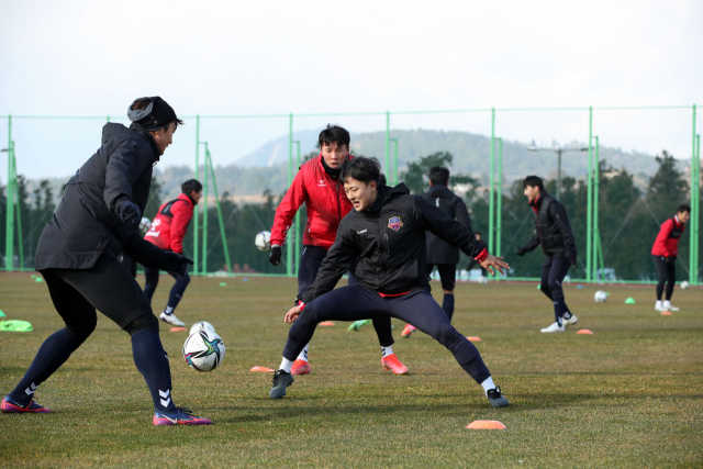 제주 서귀포예래동체육공원서 전지훈련 중인 수원FC 선수들이 미니 게임으로 전력을 다지고 있다. 한국프로축구연맹 제공