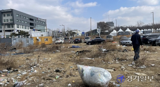 남양주시 다산동 6199번지 제2청사 및 보건소 인근 산업시설용지에 쓰레기가 버려진 채 방치되고 있다. 주민 한 명이 쓰레기를 피해 걸어가고 있다. 이대현기자