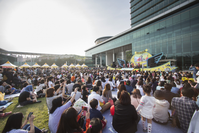 지난 2015년 용인시청 광장에서 열린 제1회 용인거리축제. 용인문화재단 제공