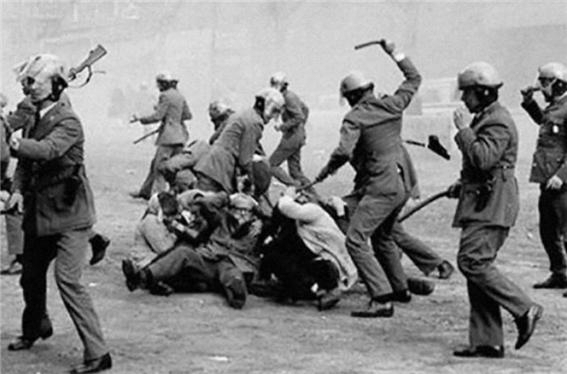 1968년 ‘틀라텔롤코 시위’ 현장에서 진압군이 학생 등을 강경 진압하고 있다.