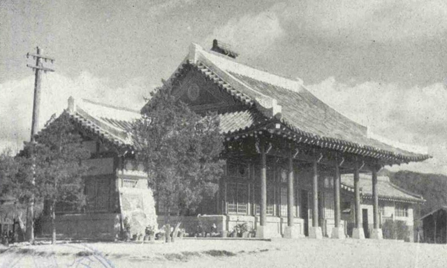 ▲ 1940년 광장에서 바라본 최초의 '금곡리역' 모습으로, 당시에는 기와가 올라간 조선식 건물이었다. 사진=위키피디아