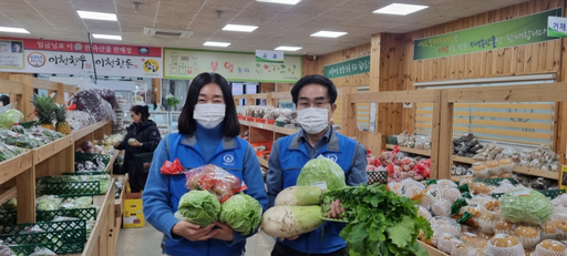 김상원 이천로컬푸드센터 센터장(오른쪽)과 센터 직원들이 이천에서 재배·유통한 로컬푸드 상품을 소개하고 있다. 이천로컬푸드센터 제공