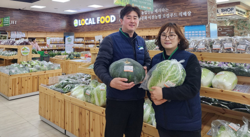 이천농협 하나로마트 직원들이 마트 내 로컬푸드직매장에서 로컬푸드 상품을 선보이고 있다. 이천농협 제공