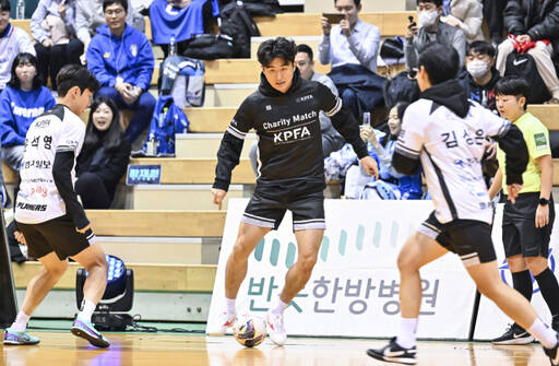 16일 오후 수원 아주대학교 체육관에서 열린 제2회 한국프로축구선수협회 자선축구대회에서 TEAM 이근호와 TEAM 염기훈의 결승전서 선수들이 치열한 공방전을 펼치고 있다.홍기웅기자