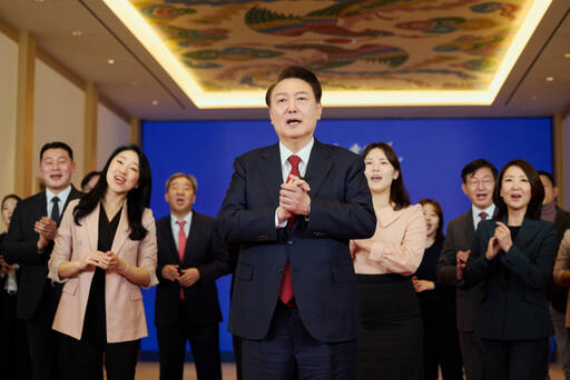 [영상]Le président Yoon salue le Nouvel An lunaire avec une chanson avec son personnel… Mme Kim n’est pas présente