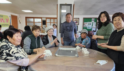 통역 봉사활동 중인 정 알렉세이(가운데). 본인 제공