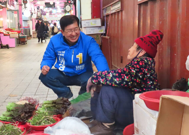 더불어민주당 이상식 용인갑 국회의원 후보가 시민들과 만나 소통하고 있다. 이 후보 캠프 제공