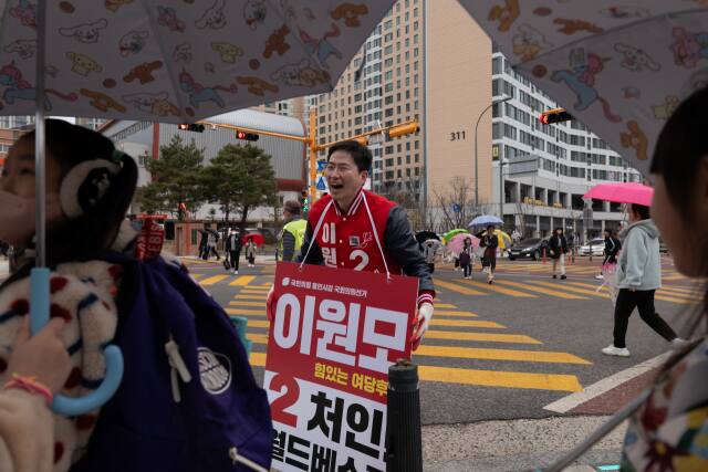 국민의힘 이원모 용인갑 후보가 시민들과 소통하고 있다. 이 후보 캠프 제공