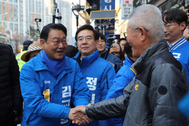 김교흥 후보가 서구 정서진중앙시장 인근에서 유권자와 반갑게 인사하고 있다. 김 후보 제공