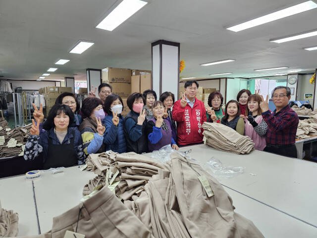 박상수 후보가 선거운동 중 유권자들과 기념사진을 찍고 있다. 박 후보 제공