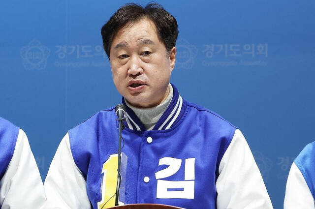 與, “Kim Jun-hyuk compare Suwon Hwaseong à des parties du corps féminines… Il rabaisse l’ancien président Park Chung-hee et réconforte les femmes.”
