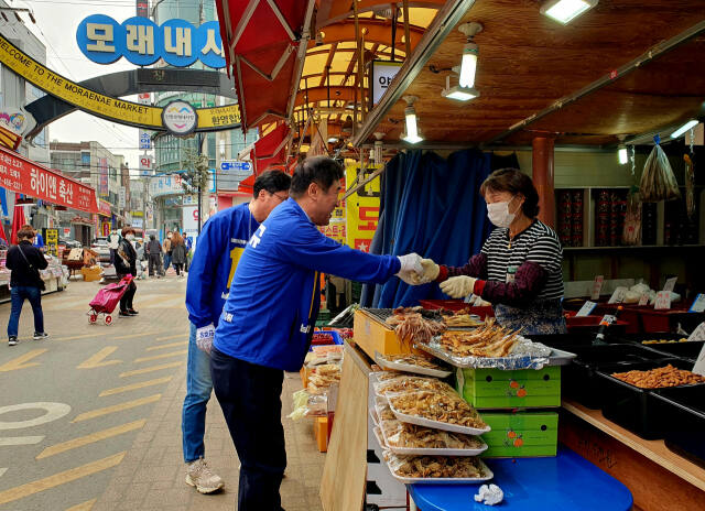 맹성규 더불어민주당 인천 남동갑 후보가 지역 내 전통시장을 돌며 지지를 호소하고 있다. 맹 후보 제공