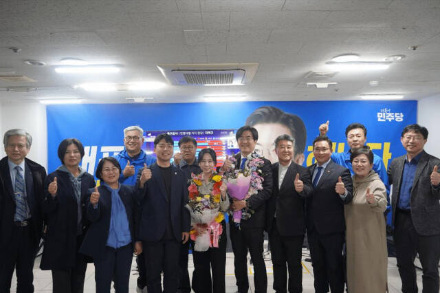 더불어민주당 김성회 고양시갑 당선인이 지지자들과 축하를 나누고 있다. 김성회 캠프 제공