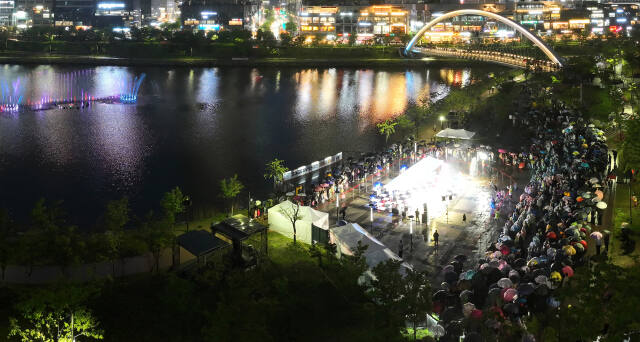 하남 시민의 문화예술 거리축제로 자리잡고 있는 2024년도 ‘WOW 하남!’ 버스킹 공연이 미사호수공원에서 펼쳐지고 있다. 하남문화재단 제공