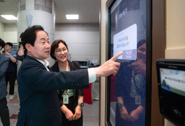 주광덕 남양주시장이 청사 1층에 설치된 기부키오스크를 활용해 간편기부에 참여하고 있다. 남양주시 제공