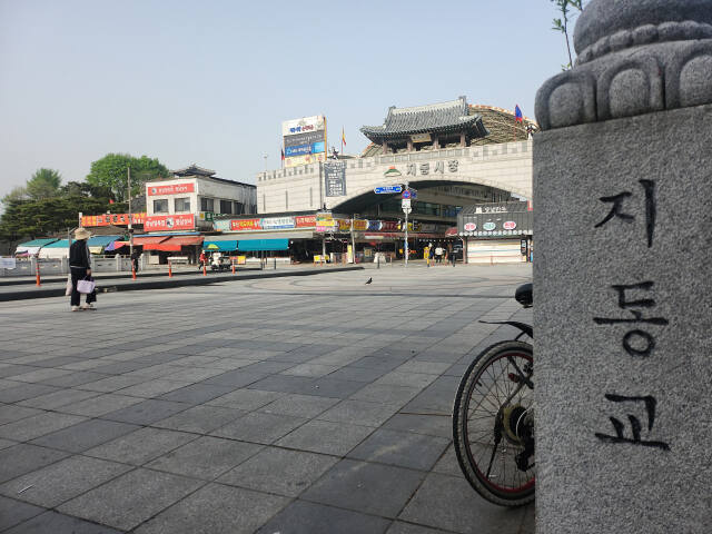 13일 지동교 위 푸드트럭 존에서 구슬땀을 흘리며 음식을 판매하던 청년들과 줄을 지으며 음식을 기다리던 사람들의 모습은 온데간데 없이 사라진 모습이다. 이진기자