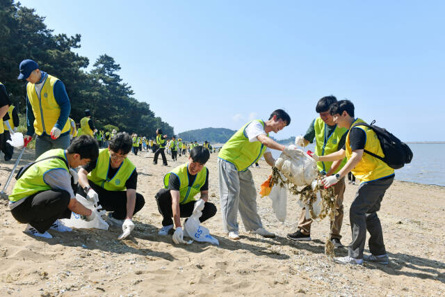 지난 16일 화성시 궁평리해수욕장 일대에서 하나님의교회 세계복음선교협회 신자 등이 세계환경의 날(6월 5일)을 기념해 ‘플라스틱발자국 지우기’ 캠페인을 진행하고 있다. 하나님의교회 제공